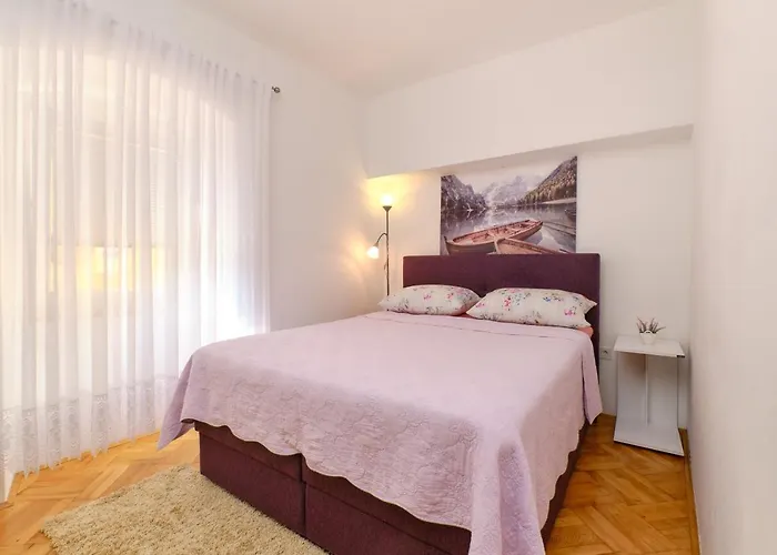 Snjezana דירה מאלי לוסיניי